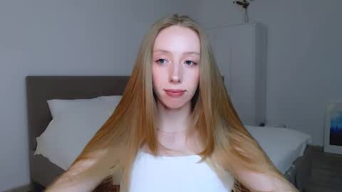 Snapshot of luna_insanity chatting on 12.22.24 Luna online show from 12.22.24