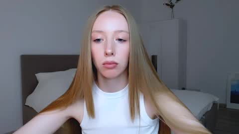 Snapshot of luna_insanity chatting on 12.25.24 Luna online show from 12.25.24
