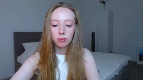 Snapshot of luna_insanity chatting on 12.25.24 Luna online show from 12.25.24