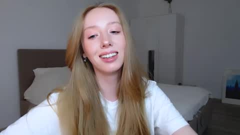 Snapshot of luna_insanity chatting on 12.28.24 Luna online show from 12.28.24