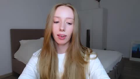 Snapshot of luna_insanity chatting on 12.29.24 Luna online show from 12.29.24