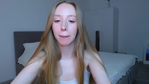 Snapshot of luna_insanity chatting on 12.30.24 Luna online show from 12.30.24