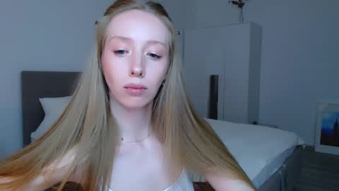 Snapshot of luna_insanity chatting on 12.30.24 Luna online show from 12.30.24