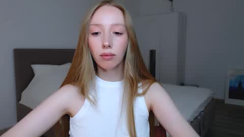 Snapshot of luna_insanity chatting on 01.11.25 Luna online show from 01.11.25