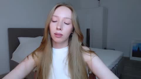 Snapshot of luna_insanity chatting on 01.11.25 Luna online show from 01.11.25