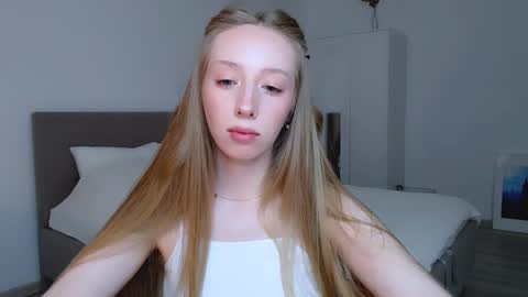 Snapshot of luna_insanity chatting on 01.12.25 Luna online show from 01.12.25