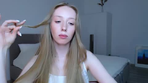 Snapshot of luna_insanity chatting on 01.18.25 Luna online show from 01.18.25