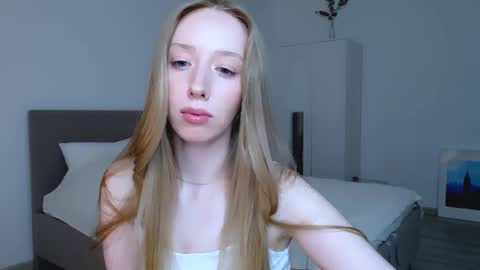 Snapshot of luna_insanity chatting on 01.19.25 Luna online show from 01.19.25