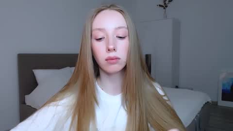 Snapshot of luna_insanity chatting on 01.19.25 Luna online show from 01.19.25