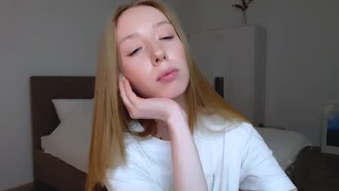 Snapshot of luna_insanity chatting on 01.20.25 Luna online show from 01.20.25