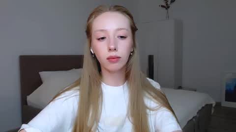 Snapshot of luna_insanity chatting on 02.19.25 Luna online show from 02.19.25