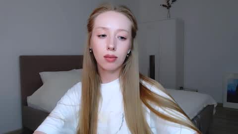 Snapshot of luna_insanity chatting on 02.20.25 Luna online show from 02.20.25