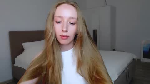 Snapshot of luna_insanity chatting on 02.26.25 Luna online show from 02.26.25