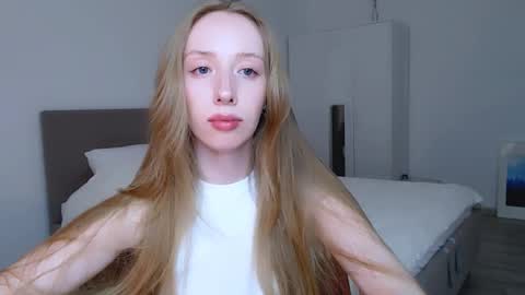 Snapshot of luna_insanity chatting on 02.27.25 Luna online show from 02.27.25