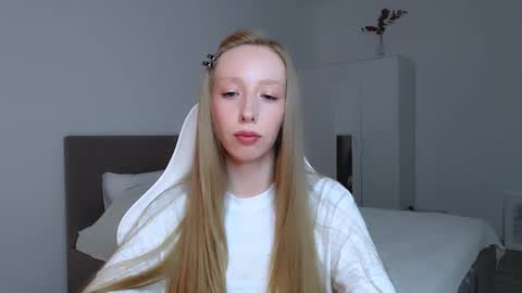 Snapshot of luna_insanity chatting on 09.14.25 Luna online show from 09.14.25
