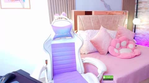 Luna  online show from 10.15.25