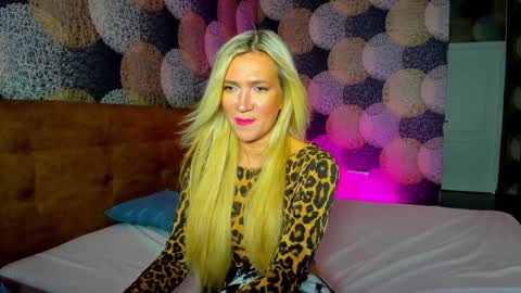 luna_lew1s online show from 12.22.24