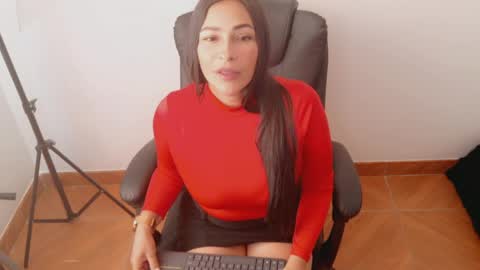 Snapshot of luna_lgomez chatting on 05.12.26 luna online show from 05.12.26