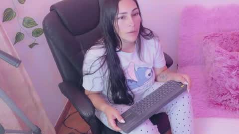 Snapshot of luna_lgomez chatting on 05.17.26 luna online show from 05.17.26