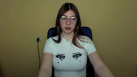 Snapshot of luna_lush_ chatting on 04.25.26 Luna online show from 04.25.26