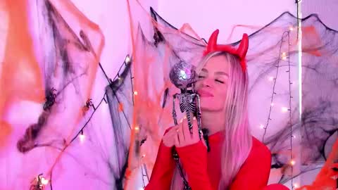 Snapshot of luna_marquez_ chatting on 10.26.25 Luna Marquez online show from 10.26.25