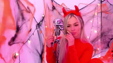 Snapshot of luna_marquez_ chatting on 10.27.25 Luna Marquez online show from 10.27.25