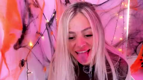 Snapshot of luna_marquez_ chatting on 10.28.25 Luna Marquez online show from 10.28.25