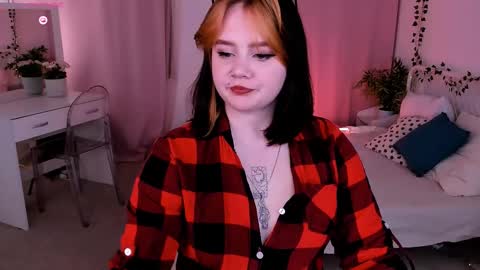 Snapshot of lunaali chatting on 09.26.25 Li online show from 09.26.25