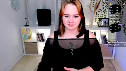 Snapshot of lunaali chatting on 10.16.25 Li online show from 10.16.25