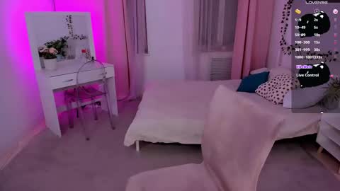 Snapshot of lunaali chatting on 10.19.25 Li online show from 10.19.25