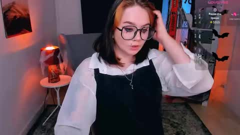 Snapshot of lunaali chatting on 10.24.25 Li online show from 10.24.25