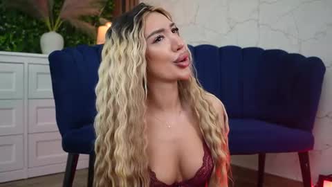 Snapshot of lunacharm_ chatting on 04.14.26 Luna online show from 04.14.26