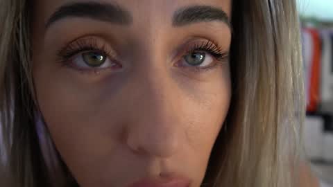 Laura online show from 02.04.25