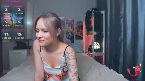 Snapshot of lunaluxyx chatting on 09.29.25 Luna online show from 09.29.25