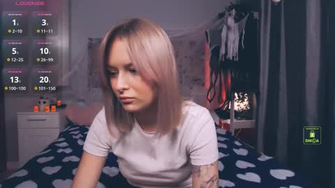 Snapshot of lunaluxyx chatting on 10.12.25 Luna online show from 10.12.25