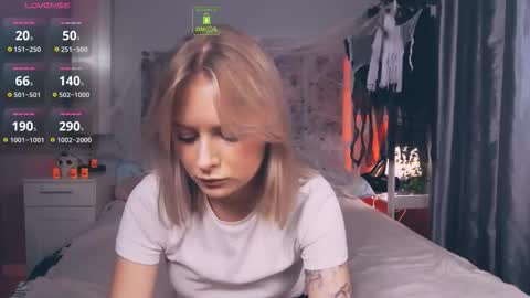 Snapshot of lunaluxyx chatting on 10.16.25 Luna online show from 10.16.25