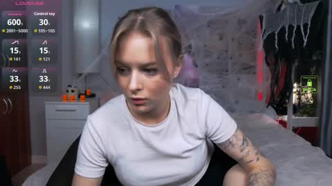 Snapshot of lunaluxyx chatting on 10.20.25 Luna online show from 10.20.25