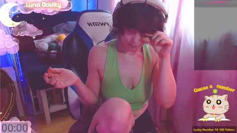 Snapshot of lunaoddity chatting on 10.07.25 Luna online show from 10.07.25