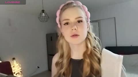 Snapshot of lunapeony chatting on 12.19.25 lunapeony online show from 12.19.25