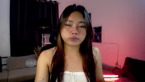 Snapshot of lunapinay chatting on 04.19.26 Luna online show from 04.19.26