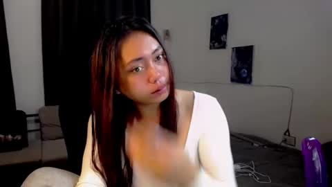 Snapshot of lunapinay chatting on 04.23.26 Luna online show from 04.23.26