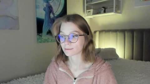 Snapshot of lunar_sofia chatting on 09.20.25 Sofia online show from 09.20.25