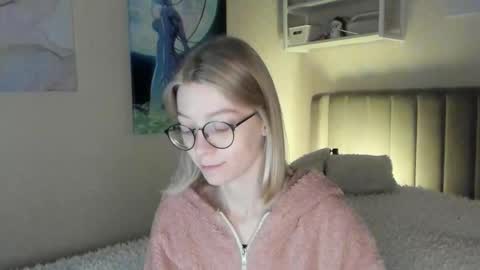 Snapshot of lunar_sofia chatting on 09.24.25 Sofia online show from 09.24.25