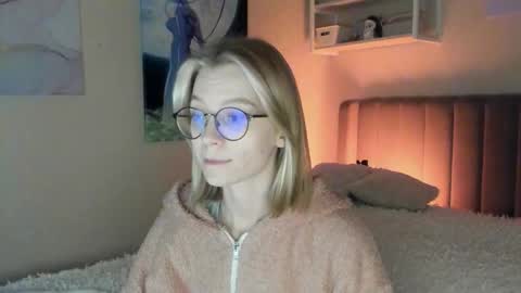 Snapshot of lunar_sofia chatting on 09.25.25 Sofia online show from 09.25.25