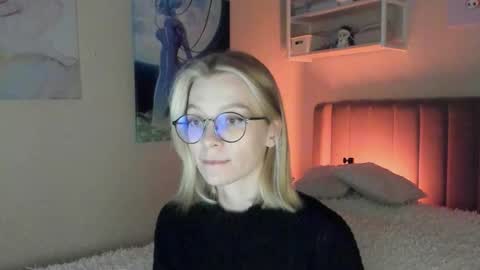 Snapshot of lunar_sofia chatting on 09.29.25 Sofia online show from 09.29.25