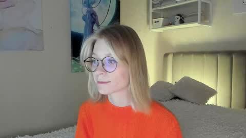 Snapshot of lunar_sofia chatting on 10.07.25 Sofia online show from 10.07.25