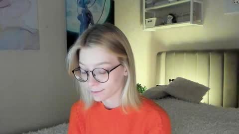 Snapshot of lunar_sofia chatting on 10.12.25 Sofia online show from 10.12.25