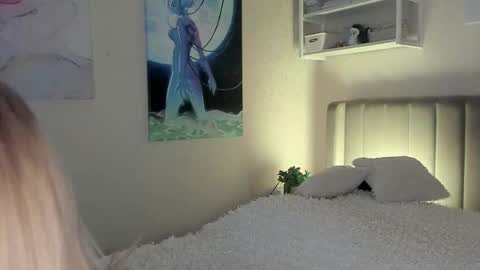 Snapshot of lunar_sofia chatting on 10.14.25 Sofia online show from 10.14.25