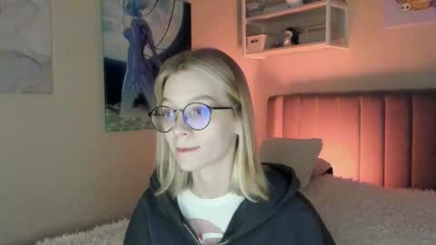 Snapshot of lunar_sofia chatting on 10.30.25 Sofia online show from 10.30.25