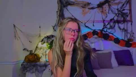 Luna Rishi online show from 10.24.25